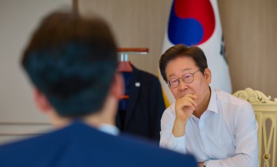 김민석 총리와 대화하는 이재명 대통령