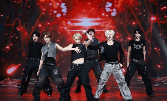 세븐투에잇, 핫 데뷔