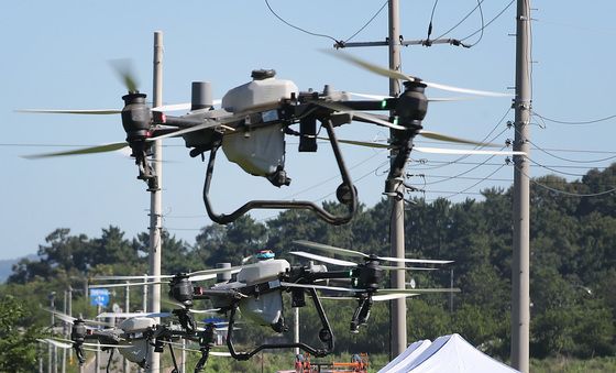 폭염 속 농민 대신 병해충 예방하는 드론