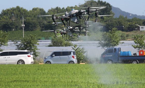 무더운 여름,  일손 돕는 드론