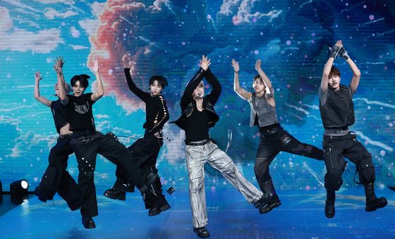 세븐투에잇, 핫 데뷔 '뛰어'