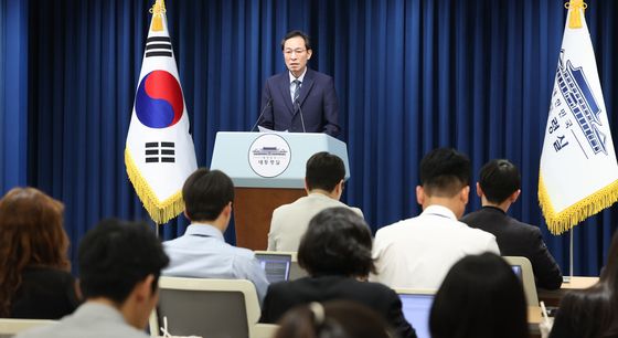 '국민 임명식' 관련 브리핑하는 우상호 정무수석