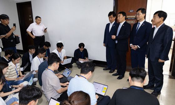 상법 개정안 관련 취재진과 질의응답하는 민주당 법사위원들