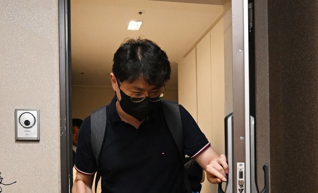 이준석 대표 자택 압수품 옮기는 김건희 특검팀