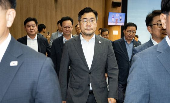 기자회견 마치고 나서는 박찬대