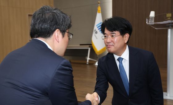 직원들과 인사 나누는 박재억 검사장