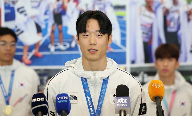 취재진 질문에 답변하는 이재성