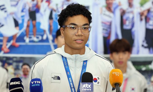 취재진 질문에 답변하는 나마디 조엘진