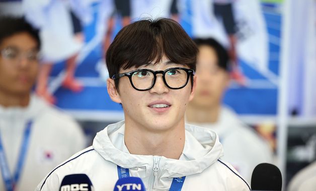 취재진 질문에 답변하는 서민준