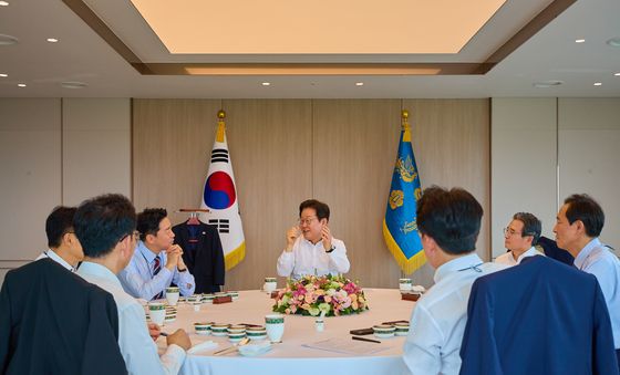 李대통령, 오찬 주례보고회동