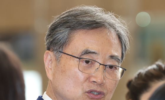 출국 전 인터뷰 하는 조현 장관