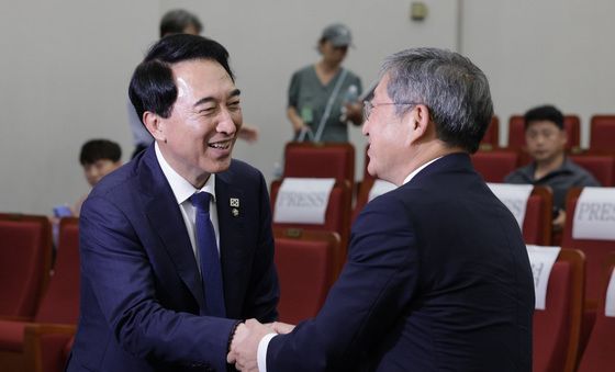 인사나누는 박수현