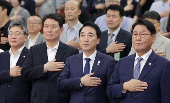 국민의례하는 박수현 의원