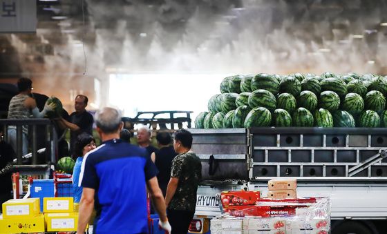 쿨링포그 속 수박 하역작업
