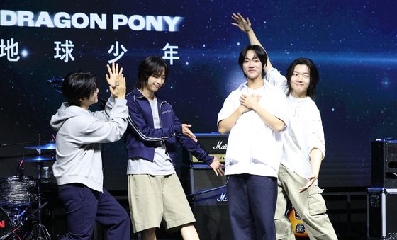 멤버들에게 생일 축하 받는 드래곤포니 안태규