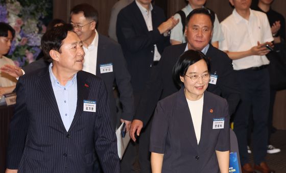 간담회장 입장하는 한성숙 중기부 장관