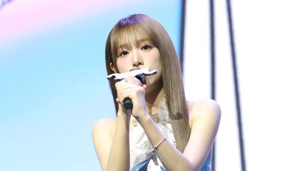 취재진 질문에 답하는 최예나