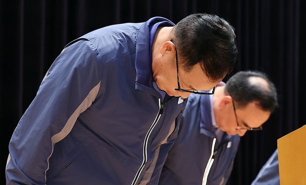 고개 숙인 정희민 포스코이앤씨 대표이사