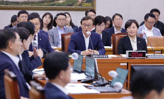 의원 질의 답변하는 전재수 장관