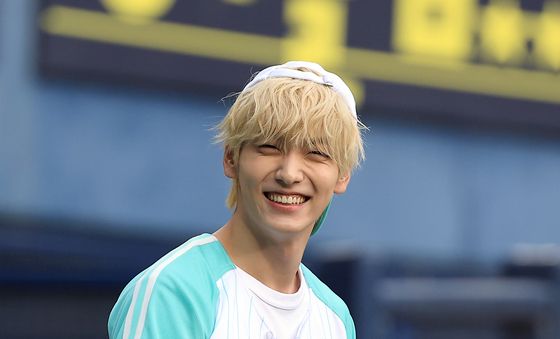 시구 나선 투바투 수빈, 싱글벙글