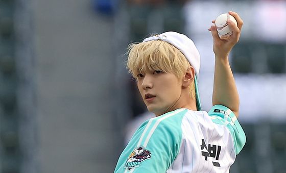 진지하게 시구하는 투바투 수빈