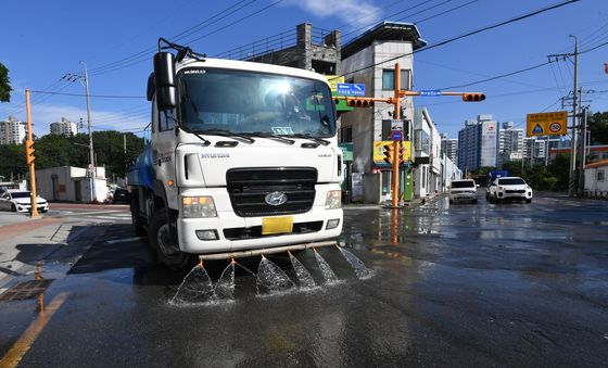 도로 열기 식히는 살수차