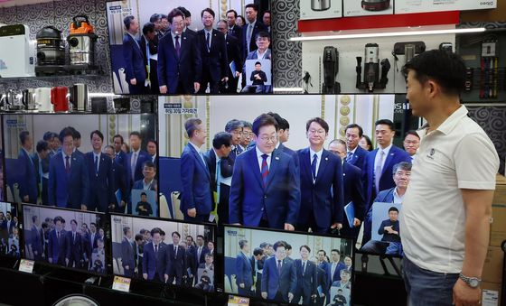 기자회견 입장하는 이재명 대통령