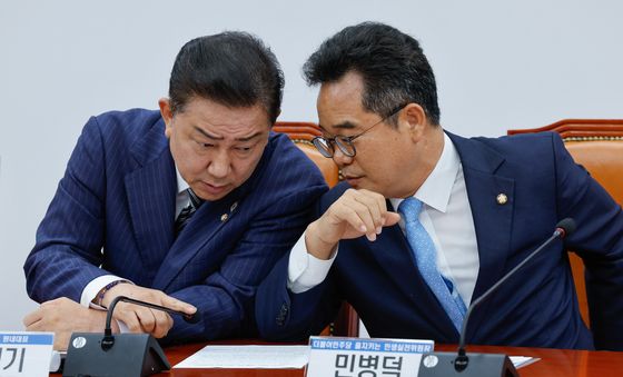 민병덕 위원장과 대화하는 김병기 직무대행