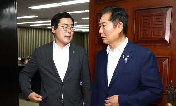 비공개 의총서 만난 박찬대·정청래