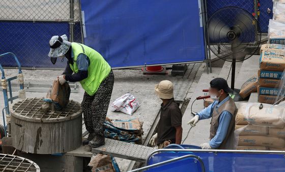 '선풍기 하나에 의지한 채'