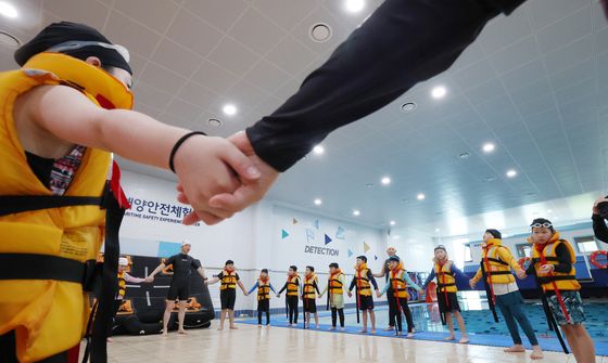 여름 방학 앞두고 배우는 생존수영