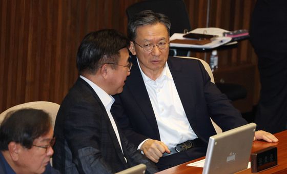 대화하는 정성호·윤호중 후보자