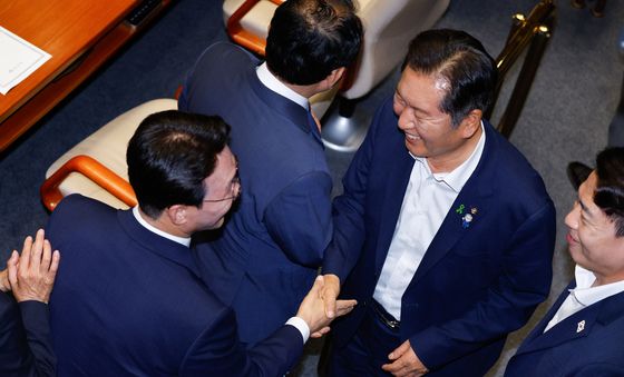 악수하는 김민석·정청래