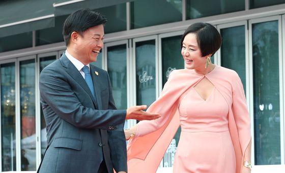 레드카펫 밟는 조용익 시장과 장미희 조직위원장