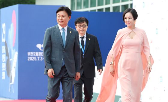 레드카펫 밞는 조용익·신철·장미희