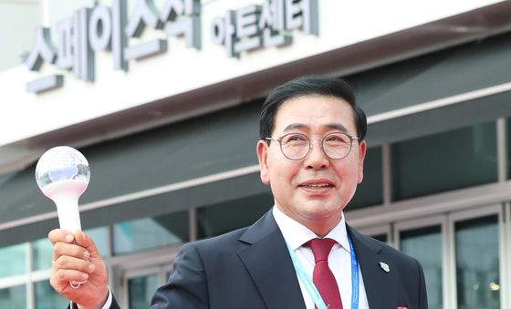 레드카펫 밟는 정대성 후원회장