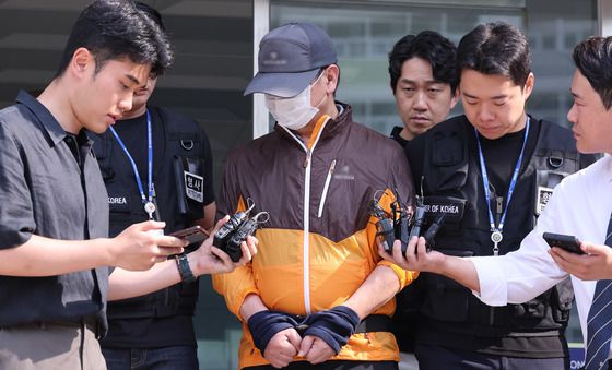 아들 총기 살해범, 취재진 질문에 침묵