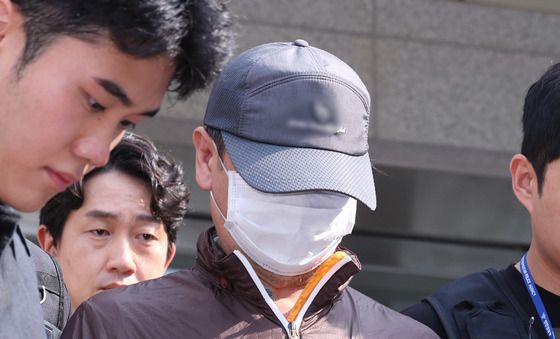 고개 숙인 아들 살해한 사제총기 피의자