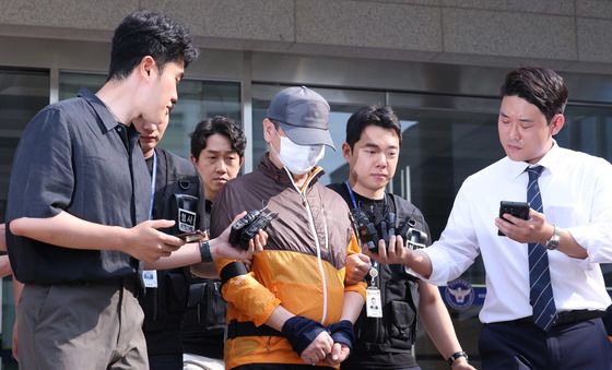 '총기 아들 살해' 60대, 얼굴 가린 채 검찰 송치