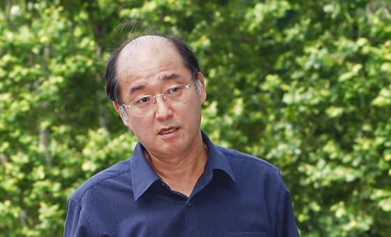 서울고검 들어서는 노종래 변호사