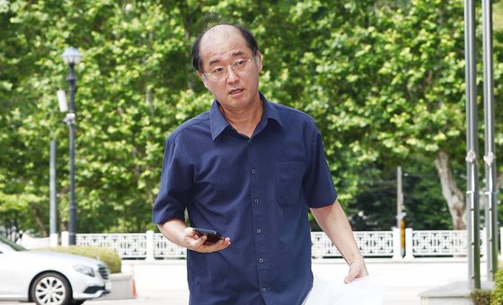 서울고검 들어서는 노종래 변호사