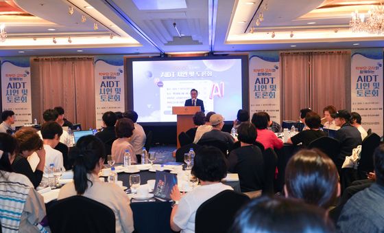 인사말하는 이대영 한국교과서협회 이사장