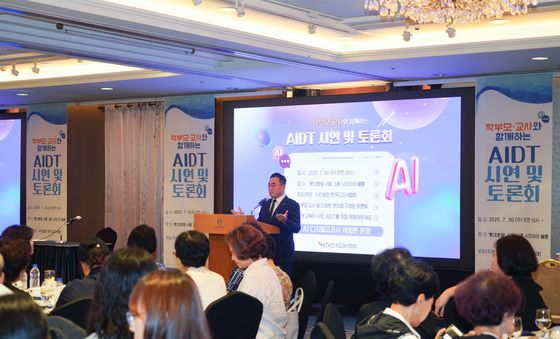 인사말하는 이대영 한국교과서협회 이사장