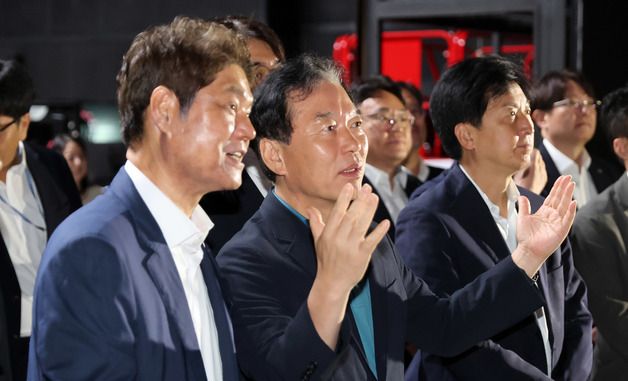 대화하는 허민회 대표와 정태호 국정위 경제1분과장