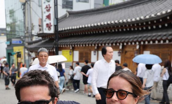 중복 더위 앞엔 국적도 없다…냉풍기 쐬는 외국인들