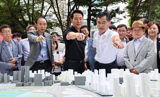 목동6단지 재건축사업 현장 설명 듣는 오세훈 서울시장
