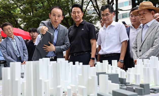 목동6단지 재건축사업 현장 설명 듣는 오세훈 서울시장