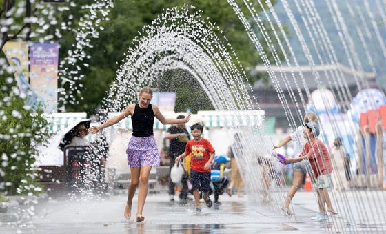 무더운 날씨 '물줄기로 식히는 더위'