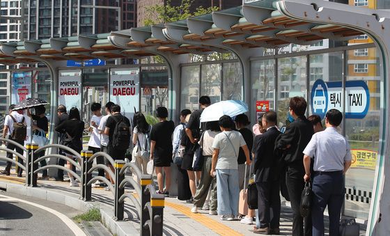 뙤약볕 내리쬐는 동대구역 택시승강장