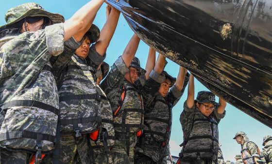 IBS 정리하는 해병대캠프 참가자들